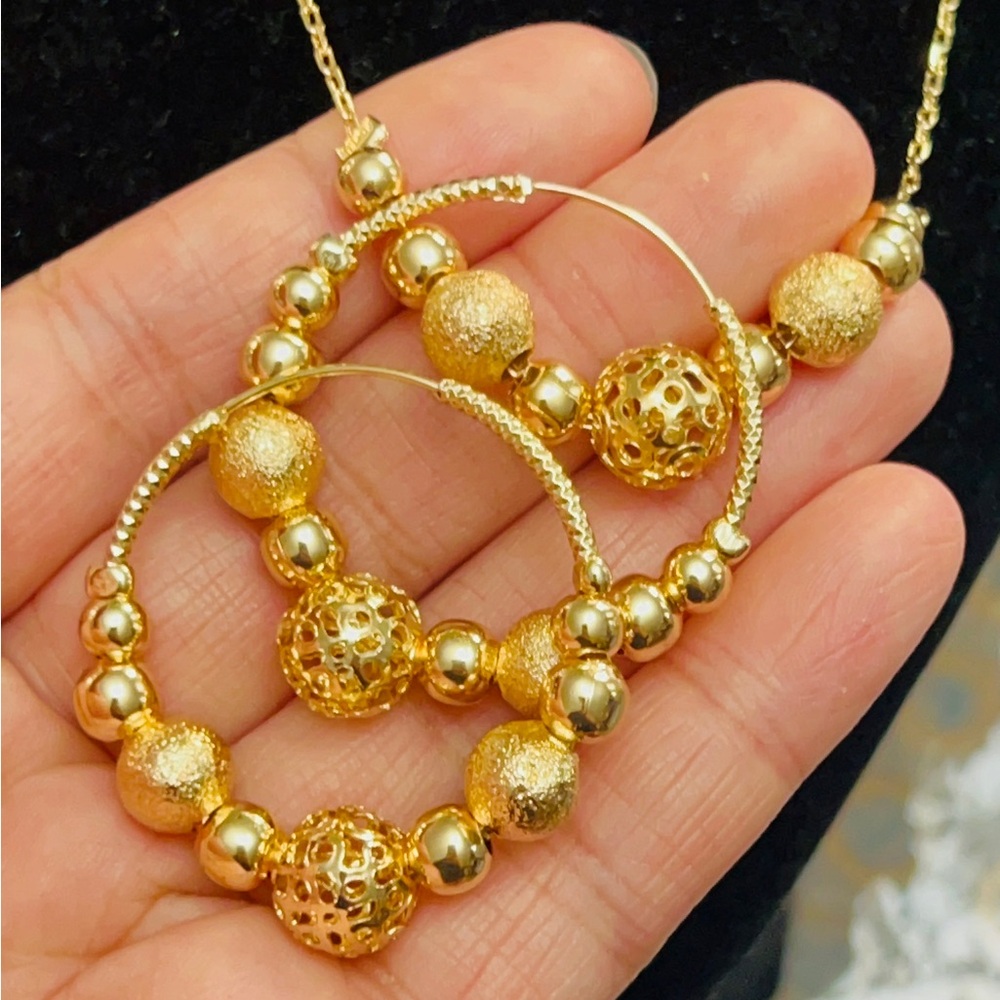 Elegant 18k Gold Hoop Earrings and Necklace! Great Quality, color doesn’t Fade!